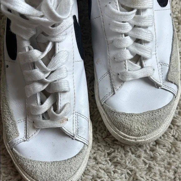 Nike Blazers - Picture 2 of 7